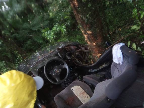 Veículo fica destruído e motorista e passageiro ficam feridos em saída de pista na RS 344 em Santa Rosa - foto 2