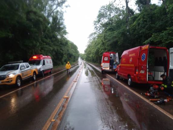 Veículo fica destruído e motorista e passageiro ficam feridos em saída de pista na RS 344 em Santa Rosa - foto 5