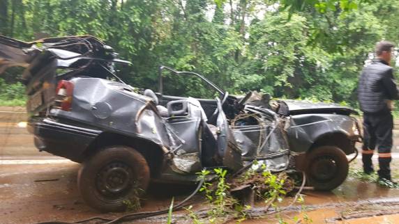 Veículo fica destruído e motorista e passageiro ficam feridos em saída de pista na RS 344 em Santa Rosa - foto 4