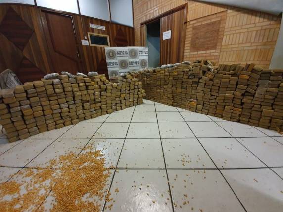 Após colisão, ocupantes abandonaram o veículo com drogas. Seguindo orientação de testemunhas, Brigada Militar foi até um galpão e encontrou mais sacos e tabletes do entorpecente