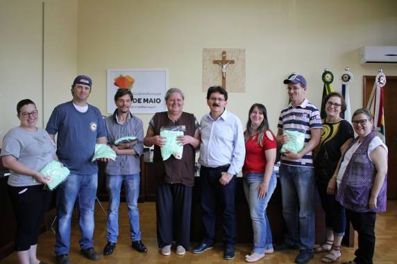 A entrega ocorreu no gabinete do prefeito, Altair Copatti