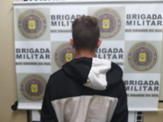 Brigada Militar prende dois homens que vendiam droga no Parcão em Santa Rosa - foto 5