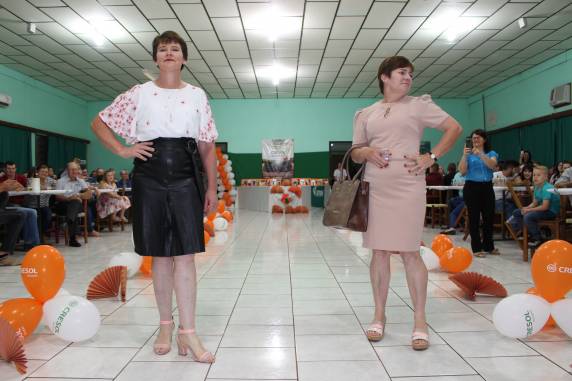 Desfile marca formatura do projeto Mulheres Cooperadas em Santo Cristo - foto 2