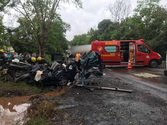 Adolescente morre após pegar o carro da mãe e bater em caminhão em Nova Prata