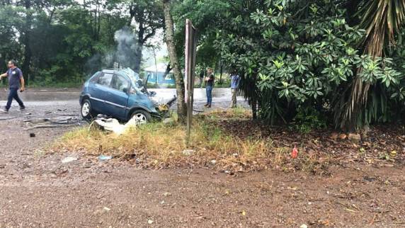 Adolescente morre após pegar o carro da mãe e bater em caminhão em Nova Prata