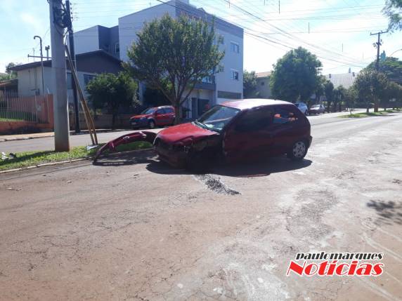 Motorista fica ferida depois de bater veículo contra uma árvore na Av. Santa Rosa - foto 3