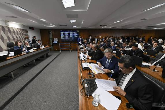 Texto ainda tem que passar pelos plenários da Câmara e do Senado. Governos locais deverão assinar lei para aderir ao novo regime de Previdência