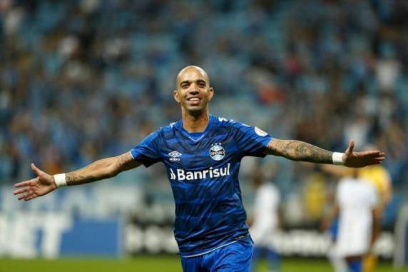 Tricolor sofreu empate em cobrança de falta aos 44 minutos do segundo tempo, mas chegou ao segundo gol aos 47