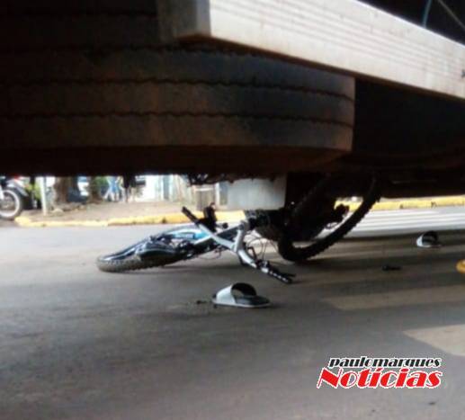 Ciclista é atropelado por caminhão e fica gravemente ferido no Centro de Três de Maio - foto 2