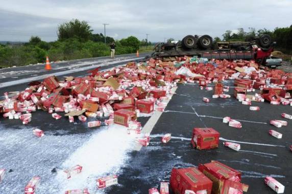 Acidente envolvendo caminhão carregado de caixas de leite deixa um ferido e bloqueia a BR-386 - foto 3