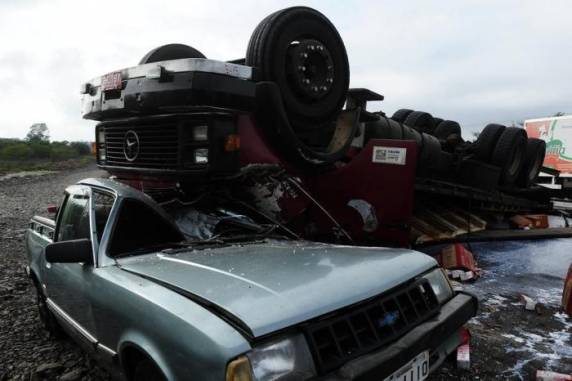 Colisão envolveu três veículos na altura do km 432 da rodovia, na manhã desta sexta-feira