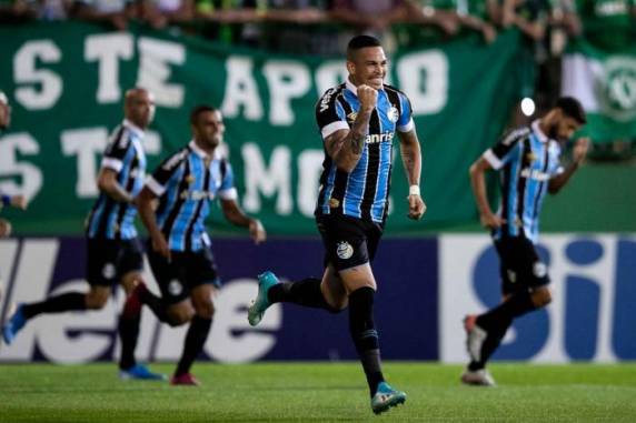 Tricolor chegou à quinta vitória consecutiva e abriu quatro pontos de vantagem para o São Paulo