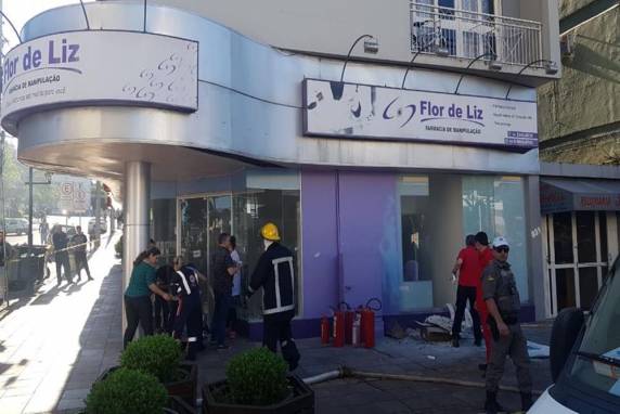 A explosão foi seguida de incêndio, os Bombeiros foram acionados, apagaram as chamas e a vítima socorrida ao hospital local