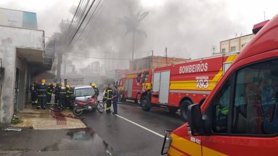 Fogo começou por volta das 11h em uma assistência técnica de eletrônicos. Ninguém ficou ferido