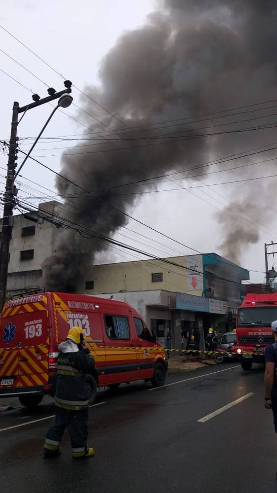 Incêndio em comércio de Balneário Camboriú assusta moradores neste domingo - foto 3