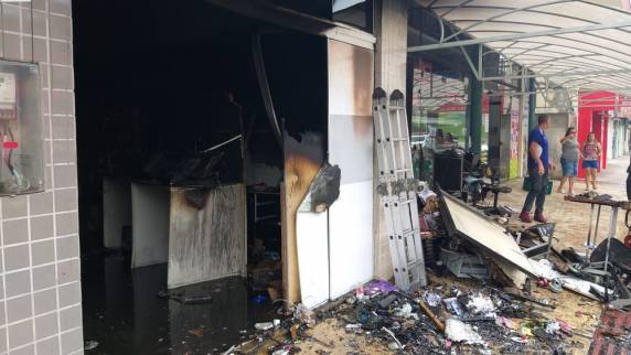 Incêndio em comércio de Balneário Camboriú assusta moradores neste domingo - foto 2