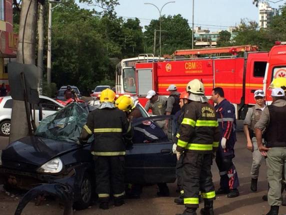Colisão de veículo em poste deixa homem gravemente ferido em Santo Ângelo - foto 2