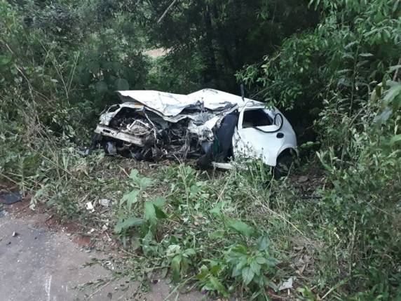 Celta, conduzido por Janice Roman De Pizzol, 33 anos, colidiu na parte frontal de um veículo pesado. Ela não resistiu aos ferimentos