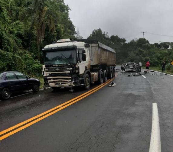 Os dois ocupantes do carro foram socorridos em estado gravíssimo