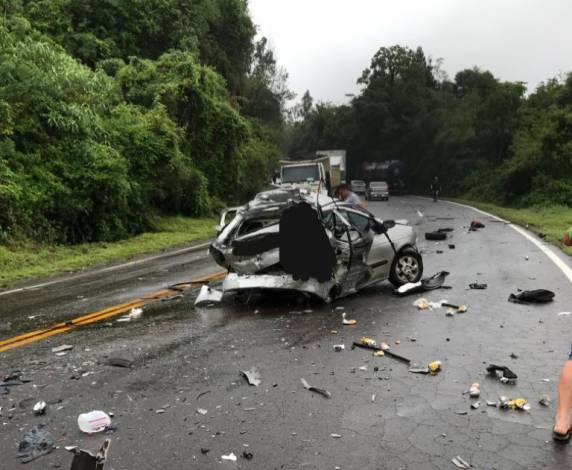 Os dois ocupantes do carro foram socorridos em estado gravíssimo