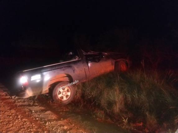 O acidente foi por volta das 19h desta sexta-feira(15), na estrada do Caverá, cerca de 40 Km da cidade.