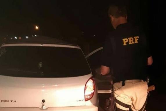 Motorista também ficou ferido após veículo atingir um cavalo na rodovia