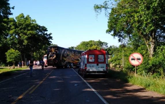 Homem morre em acidente entre carro e ônibus de banda em Venâncio Aires - foto 2
