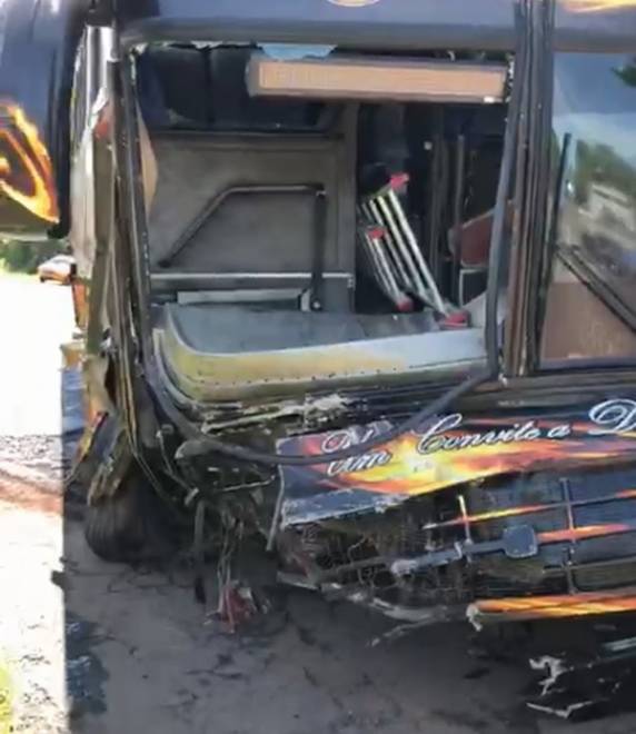 Homem morre em acidente entre carro e ônibus de banda em Venâncio Aires - foto 4