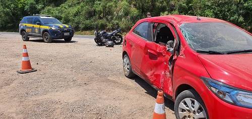 Colisão aconteceu na manhã desta segunda-feira