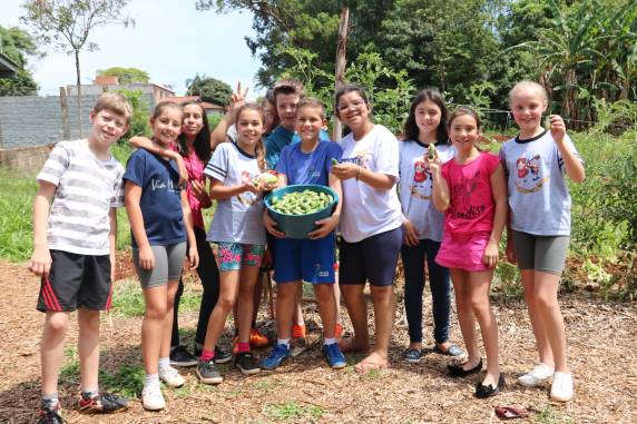 Plantio e colheita dos legumes é realizada pelos próprios alunos