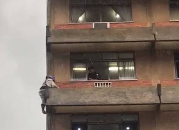 Funcionário não sofreu ferimentos. Cidade teve chuva forte e vendaval na tarde de quinta-feira (21), que ocasionou queda de árvores e postes