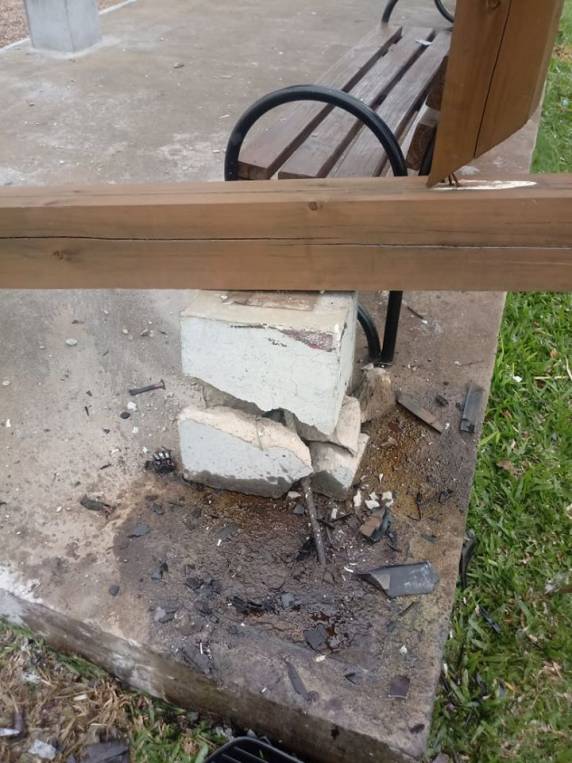 Condutor fica ferido depois de bater veículo contra o pergolado em Santa Rosa - foto 3