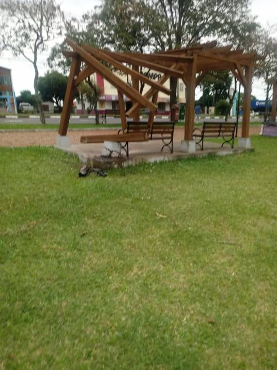 Condutor fica ferido depois de bater veículo contra o pergolado em Santa Rosa - foto 4