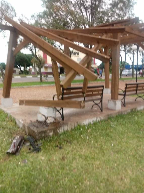 Condutor fica ferido depois de bater veículo contra o pergolado em Santa Rosa - foto 2