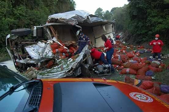 Acidente entre dois caminhões deixa uma vítima fatal - foto 2