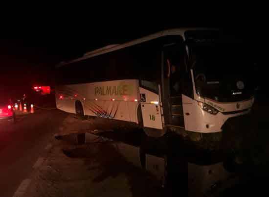 Acidente entre ônibus e dois carros deixa quatro mortos em Viamão - foto 2
