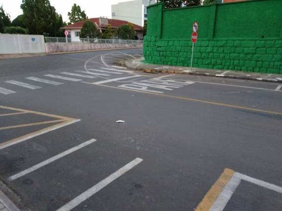 Os dois foram atingidos dentro de carro próximo ao local da festa em Caçador. Mulher dirigiu veículo com o marido e a sobrinha baleados até hospital, mas eles não resistiram