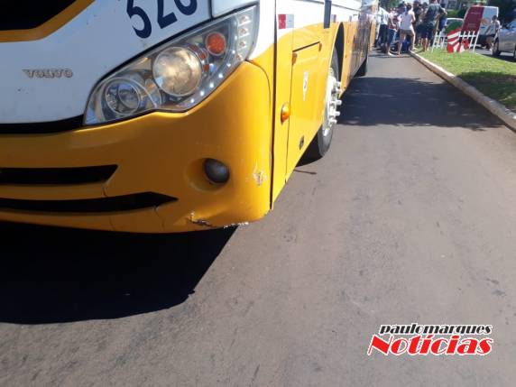 Jovem fica ferida em acidente que envolveu ônibus e moto no Centro de Três de Maio - foto 3