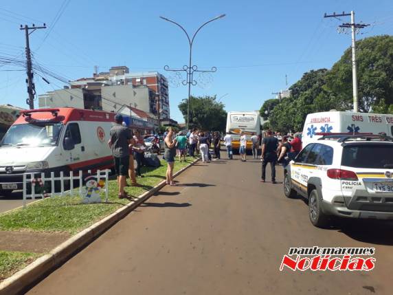 Jovem fica ferida em acidente que envolveu ônibus e moto no Centro de Três de Maio - foto 5
