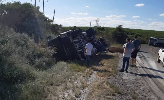 Mulher morre presa nas ferragens de um caminhão após tombamento na ERS-324, entre Passo Fundo e Marau - foto 3