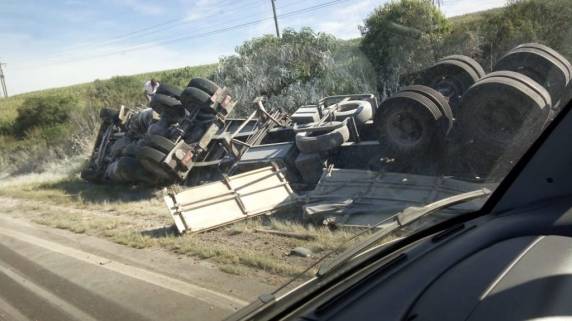 Mulher morre presa nas ferragens de um caminhão após tombamento na ERS-324, entre Passo Fundo e Marau - foto 2