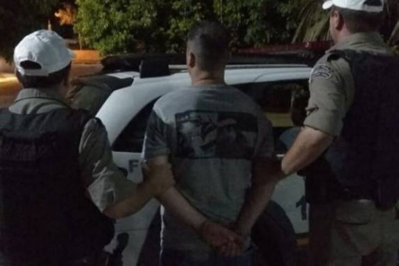 O crime ocorreu na cidade de Itapiranga/SC, onde o autor desferiu golpes de arma branca contra sua companheira, que veio a óbito