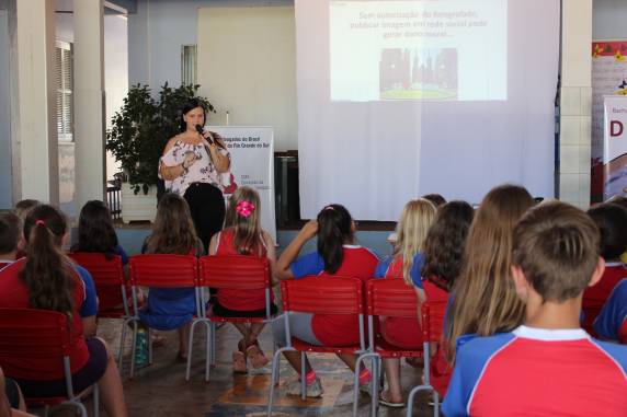Acadêmicas de Direito da Setrem realizam palestra em parceria com OAB - foto 2