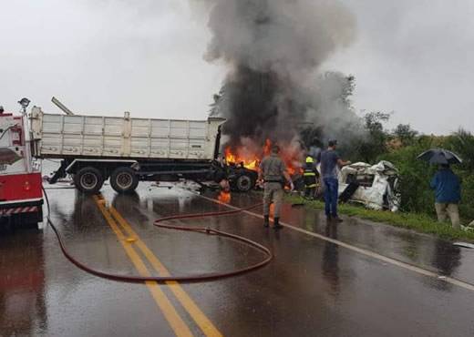 Na colisão, um dos veículos incendiou