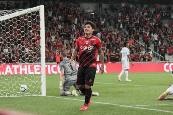 Tricolor voltou a jogar mal na casa do rival, mas segue próximo de vaga na fase de grupos da Libertadores