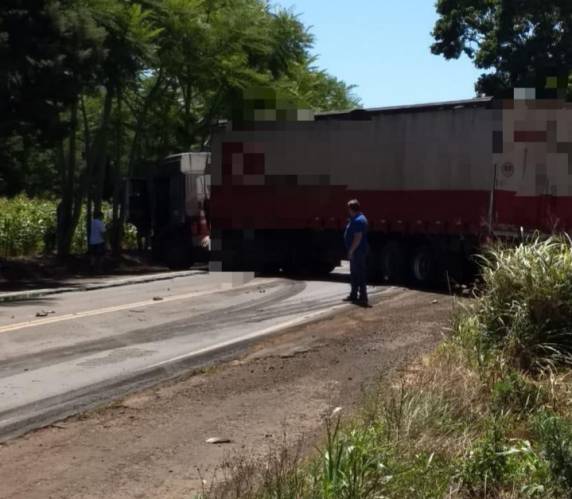 Motorista tem mal súbito e bate automóvel contra uma carreta na RS 210 em São Martinho - foto 6