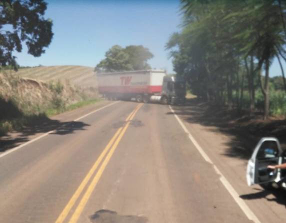 Motorista tem mal súbito e bate automóvel contra uma carreta na RS 210 em São Martinho - foto 5