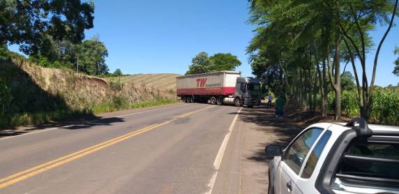 Motorista tem mal súbito e bate automóvel contra uma carreta na RS 210 em São Martinho - foto 2