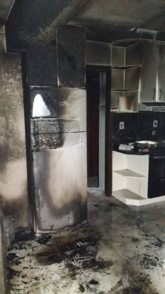 Vítima teve de pular para a sacada do vizinho para escapar do incêndio