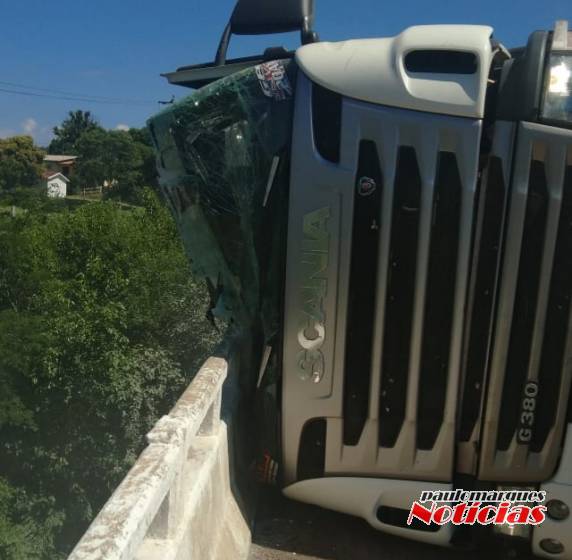 Carreta com carga de cimento tomba sobre uma ponte na RSC 472 - foto 3